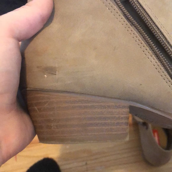 Beige tan coloured short heels with toe point - Picture 2 of 4